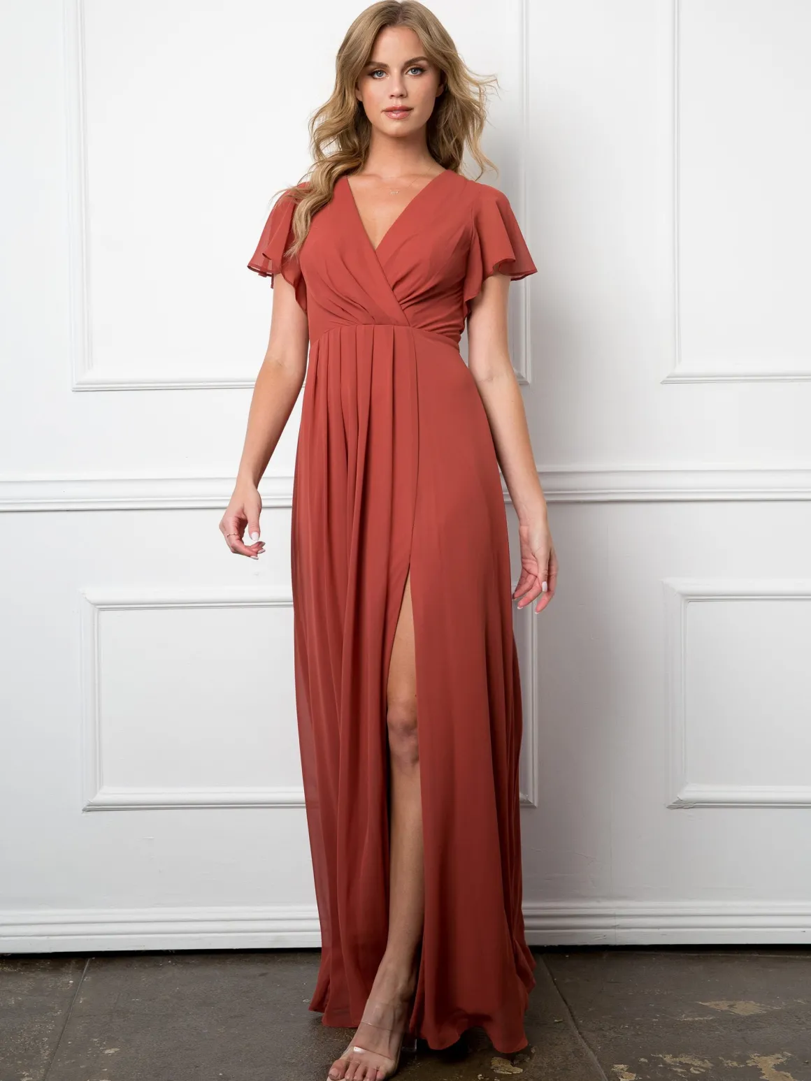 Festkjole med kort ærme og slids