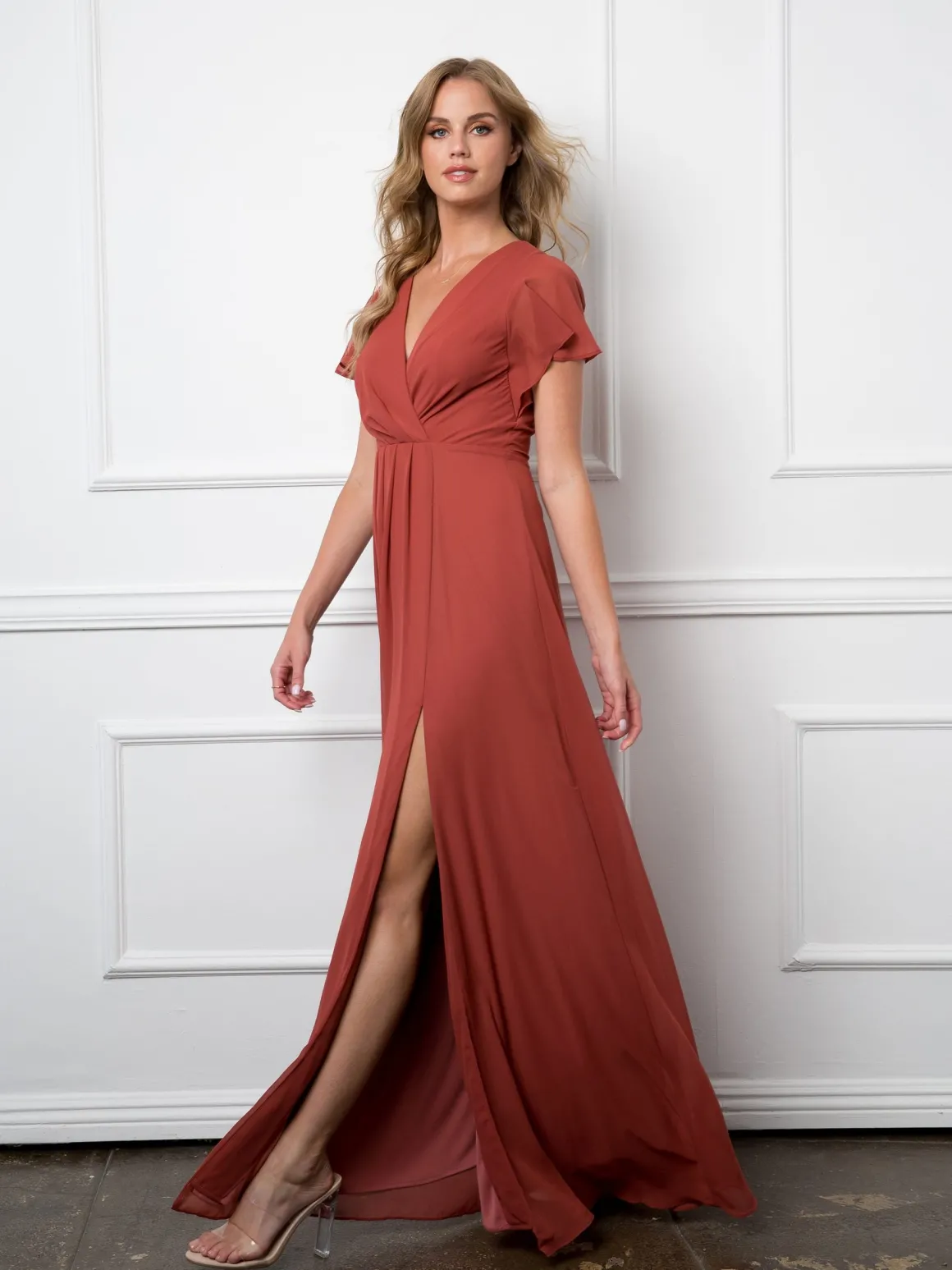 Festkjole med kort ærme og slids