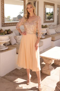 Guldfarvet festkjole med ærmer MF104