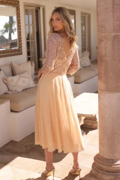 Guldfarvet festkjole med ærmer MF104