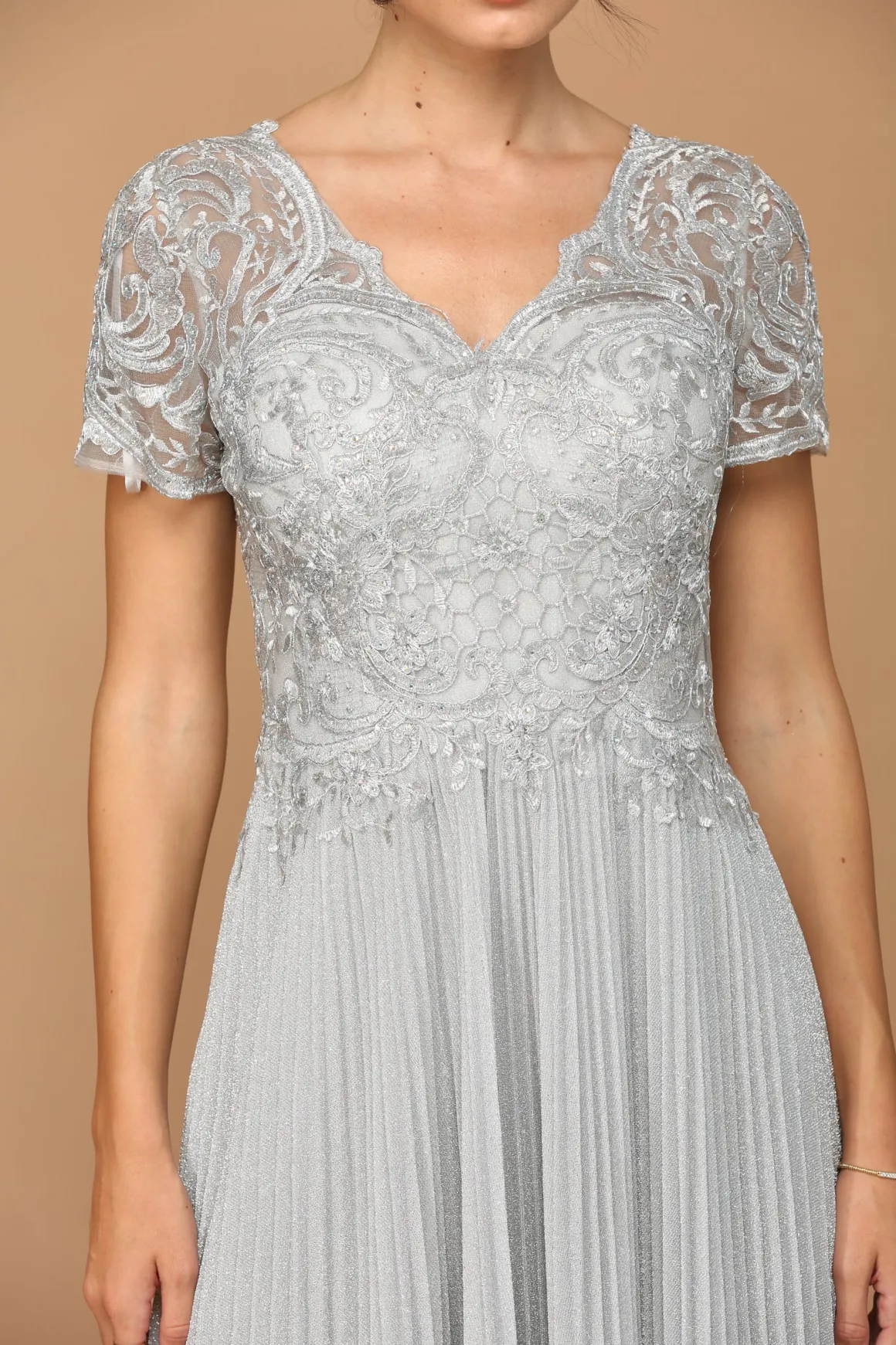 Lys sølvfarvet selskabskjole med korte ærmer 5241