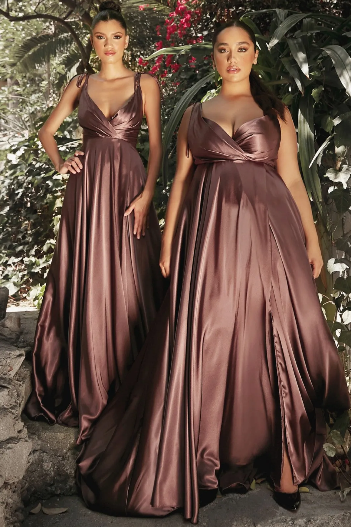 Mahogny satinkjole med slids