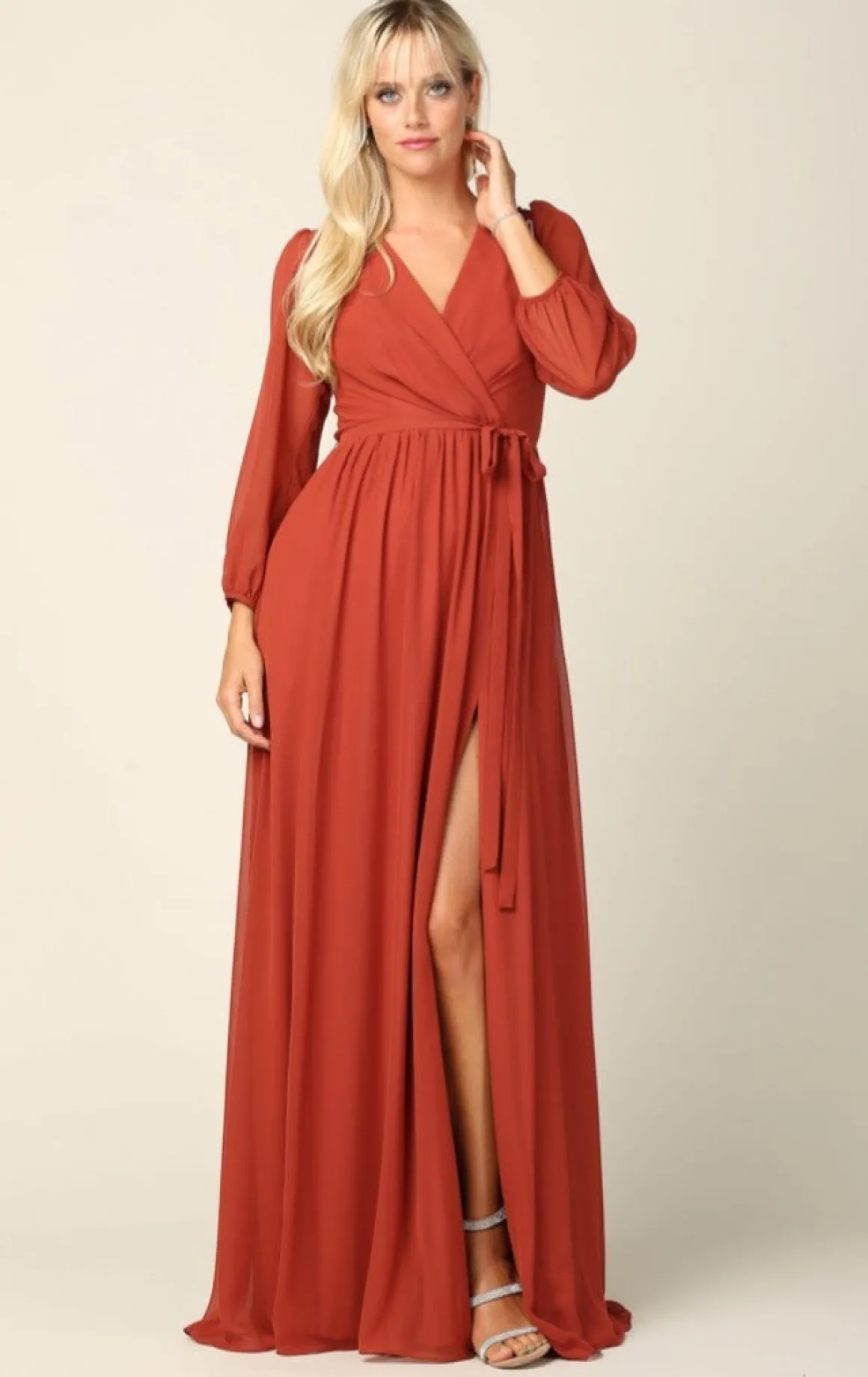 Rust festkjole med ballonærmer