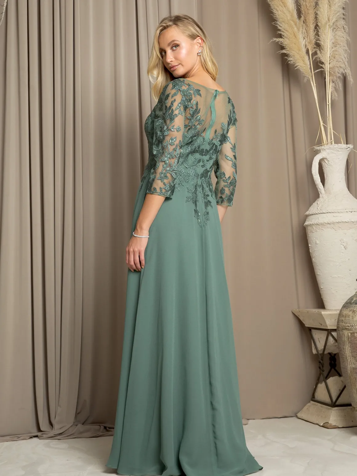 Selskabskjole med ærmer og fine blonder 5258