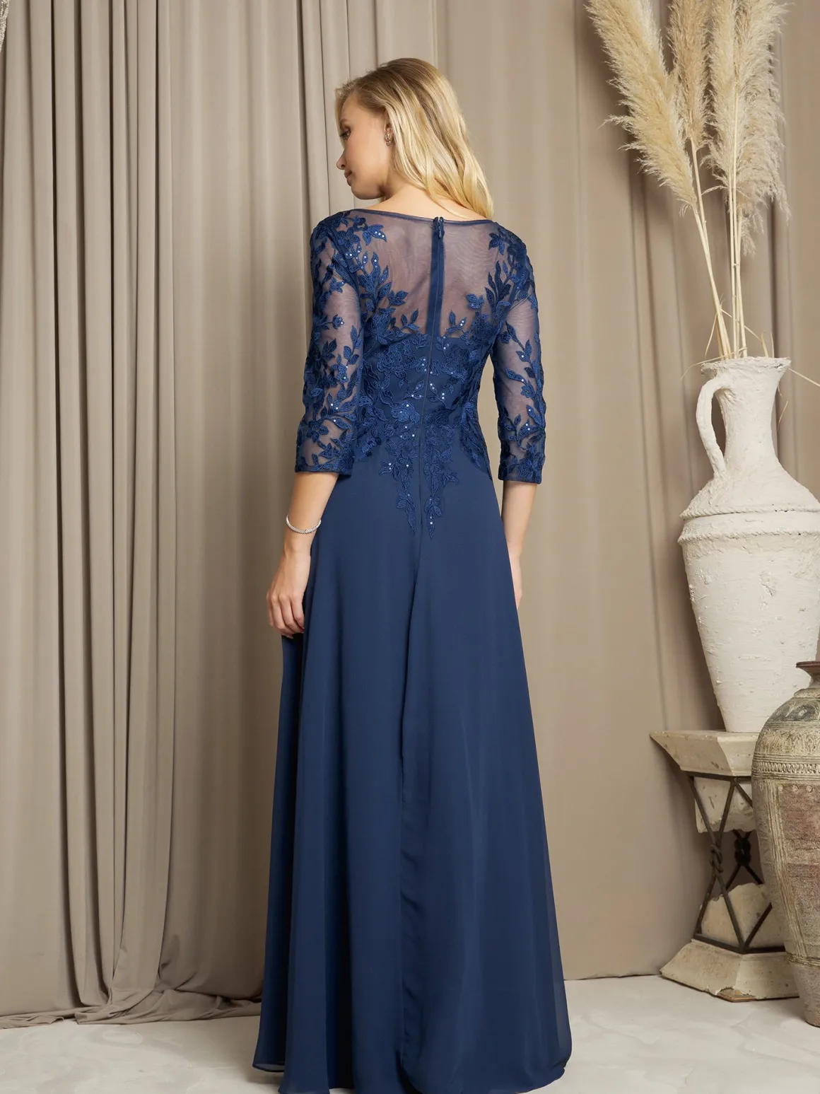 Selskabskjole med ærmer og fine blonder 5258