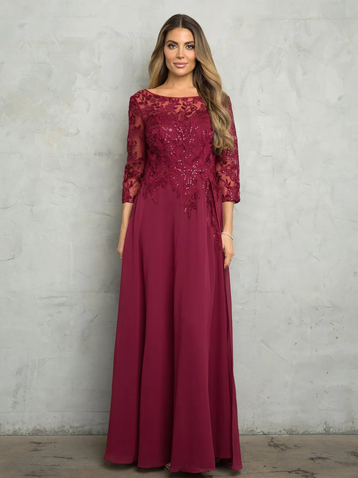 Selskabskjole med ærmer og fine blonder 5258