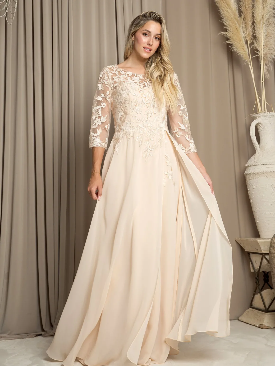 Selskabskjole med ærmer og fine blonder 5258