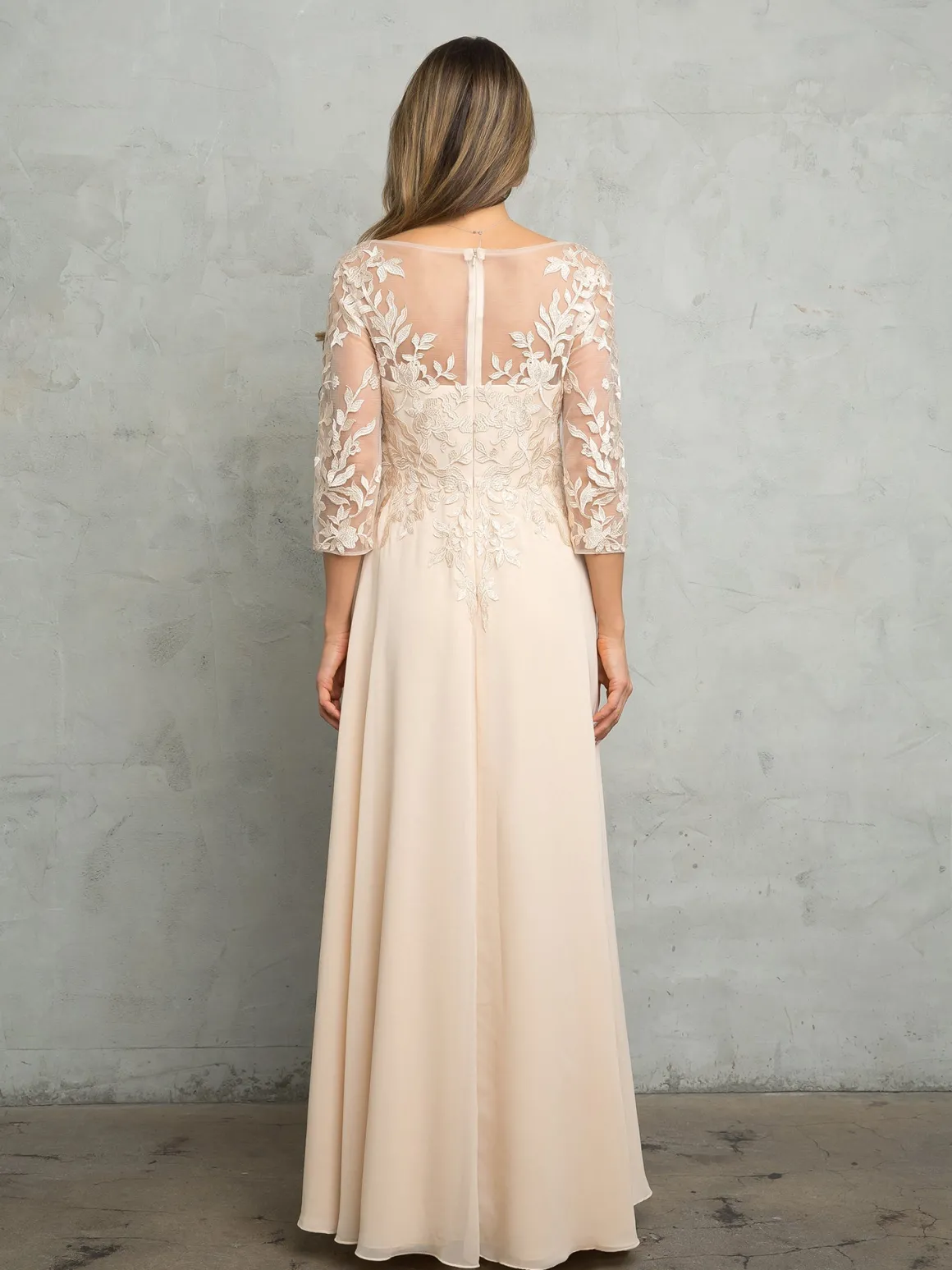 Selskabskjole med ærmer og fine blonder 5258