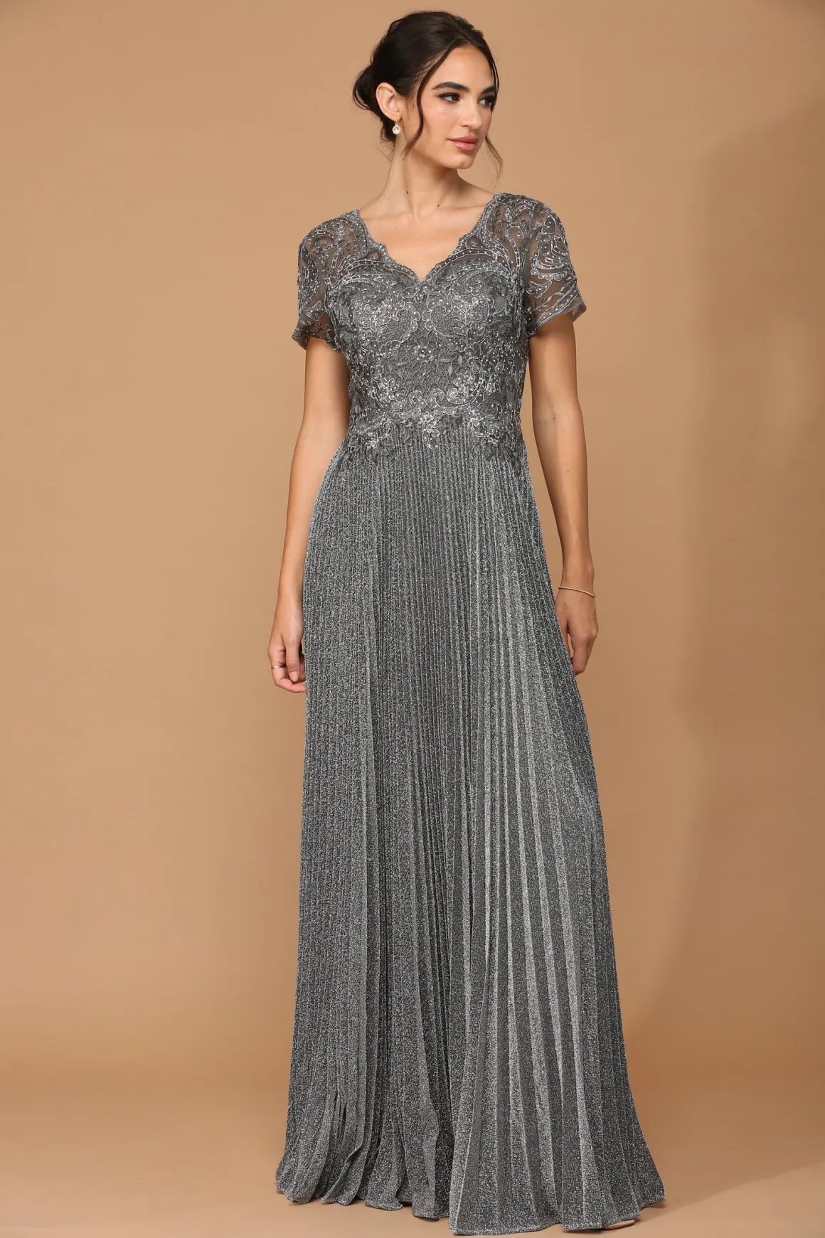 Sølvfarvet festkjole med korte ærmer