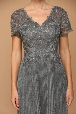 Sølvfarvet festkjole med korte ærmer