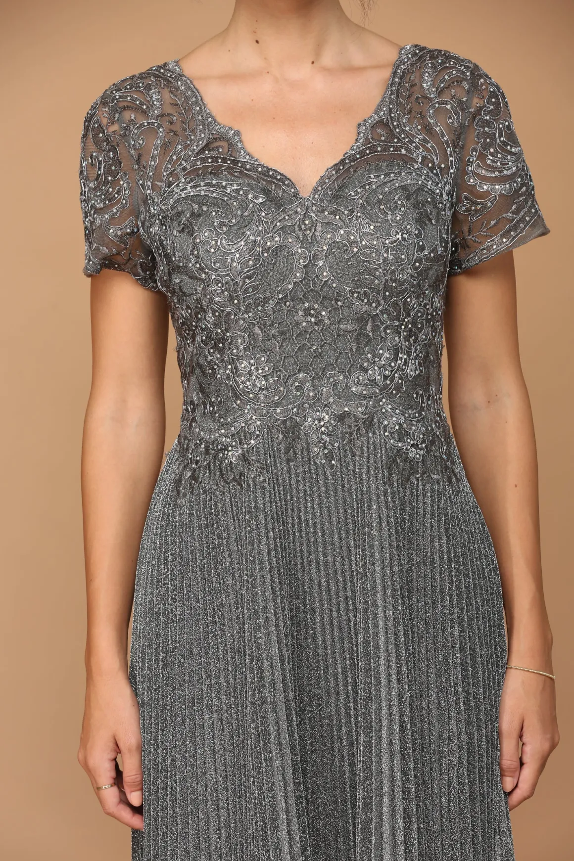 Sølvfarvet festkjole med korte ærmer