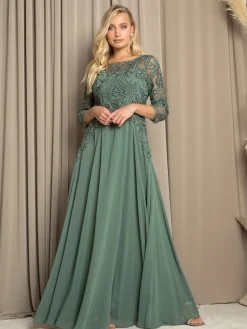 Selskabskjole med 3/4 ærmer og blondedetaljer
